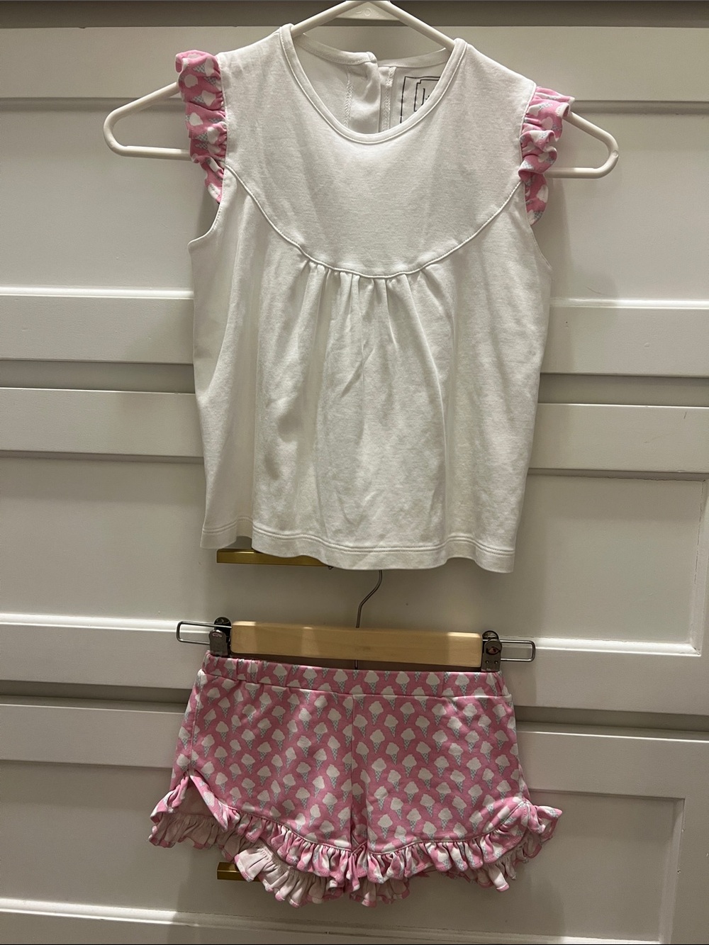 Girls White & Pink Ruffle Sleeve Set. Ice cream scoop. Lila & Hayes size 5
